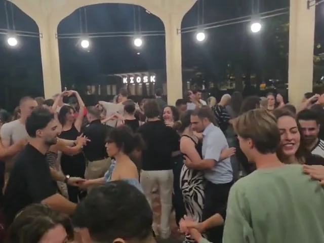 Viele Tanzende kommen bei einem Bachata Social zusammen