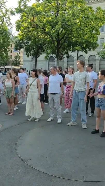 Eine grosse Gruppe übt gemeinsam beim Bachata-Warm-up